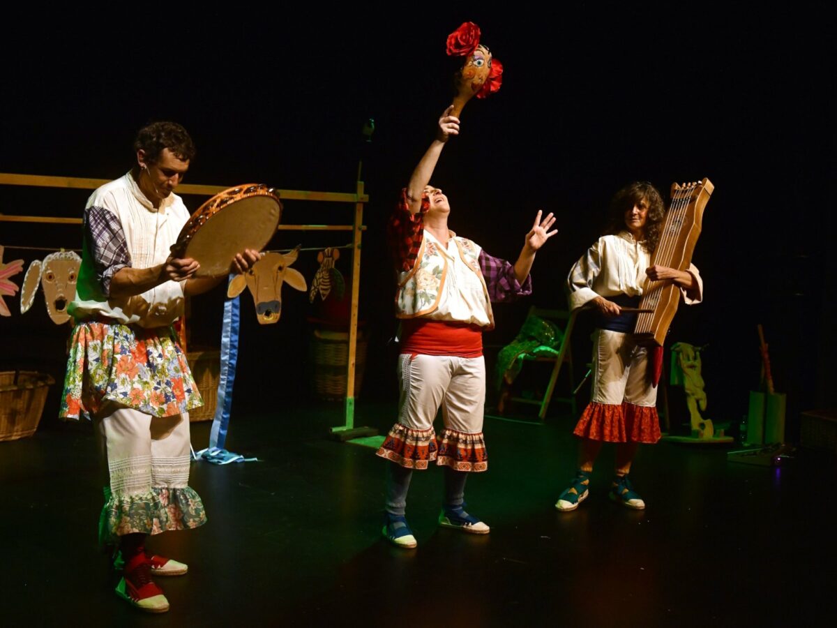 Los Titiriteros de Binéfar pusieron el Rojas patas arriba y el abrazo acabó en jota colectiva