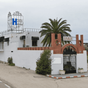 El polémico 'Hotel Jake' anuncia su reapertura e indigna a Gamonal: "En el centro de Talavera no abriría nunca"