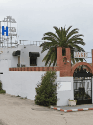 El polémico 'Hotel Jake' anuncia su reapertura e indigna a Gamonal: "En el centro de Talavera no abriría nunca"