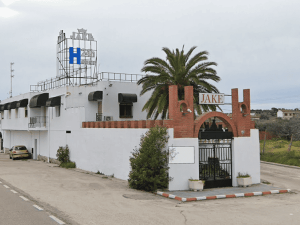 El polémico 'Hotel Jake' anuncia su reapertura e indigna a Gamonal: "En el centro de Talavera no abriría nunca"