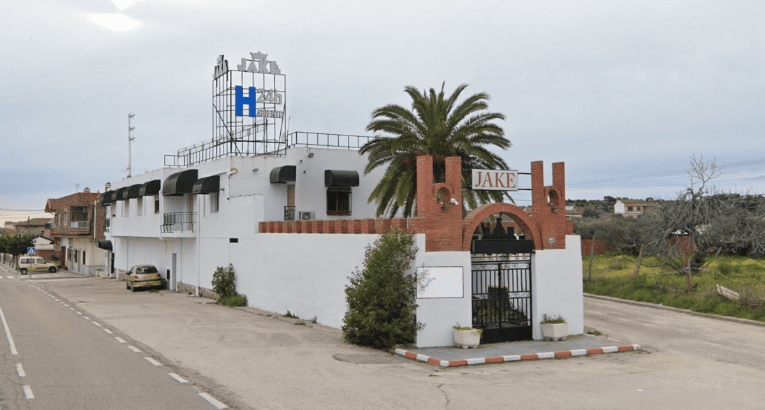El polémico 'Hotel Jake' anuncia su reapertura e indigna a Gamonal: "En el centro de Talavera no abriría nunca"