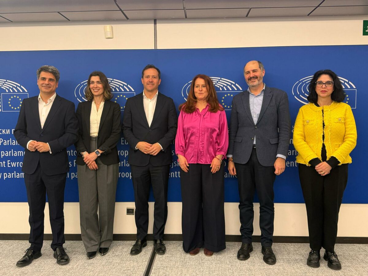 Velázquez viaja a Bruselas en busca de fondos europeos tras judicializar el rechazo a los EDIL