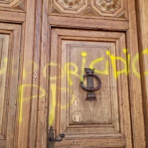 Denuncian una pintada vandálica en el Ayuntamiento de Talavera: "Uxoricidio PP"