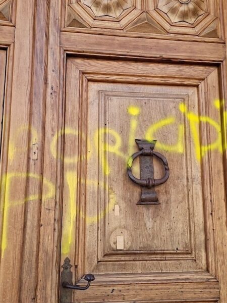 Denuncian una pintada vandálica en el Ayuntamiento de Talavera: "Uxoricidio PP"