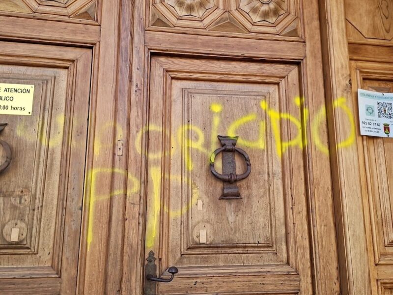 Denuncian una pintada vandálica en el Ayuntamiento de Talavera: "Uxoricidio PP"