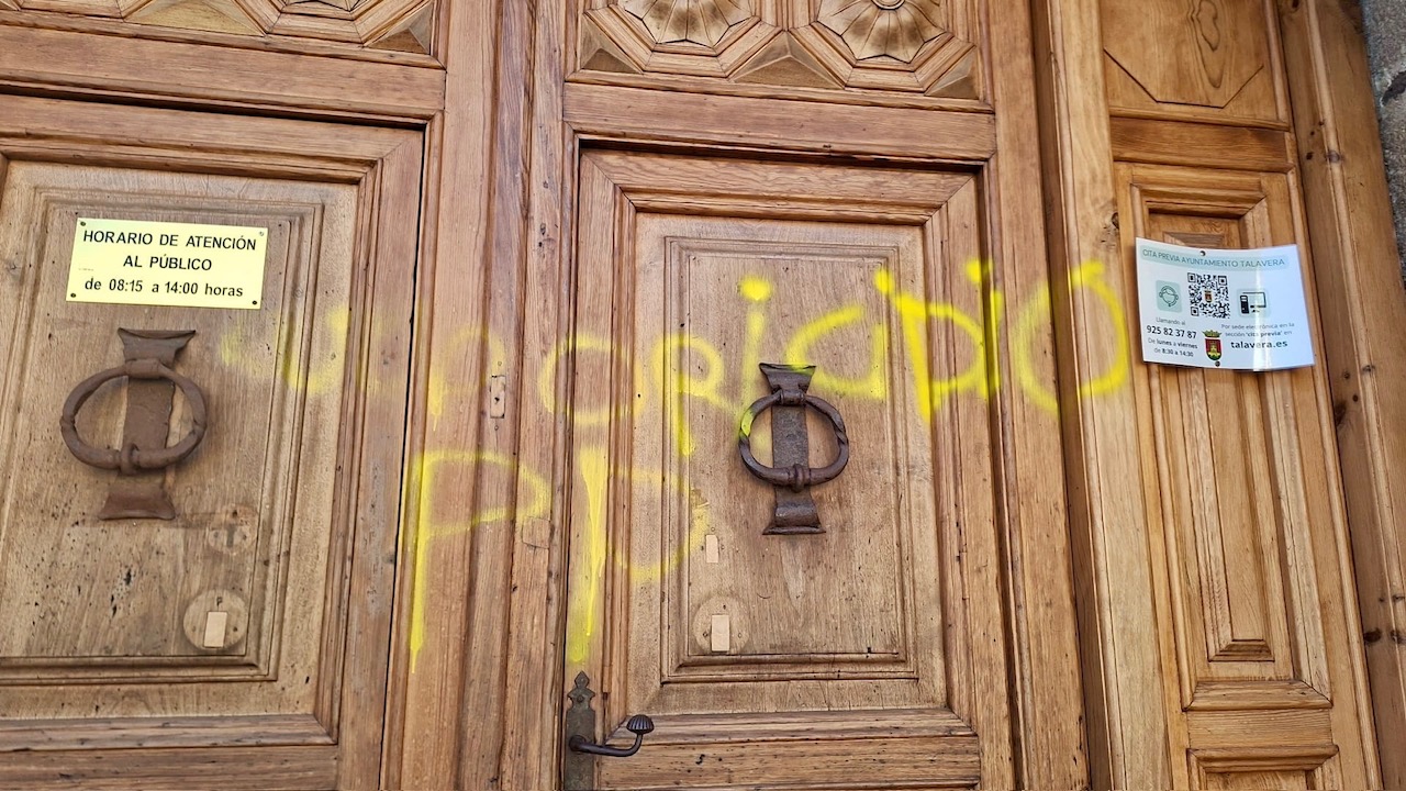 Denuncian una pintada vandálica en el Ayuntamiento de Talavera: "Uxoricidio PP"