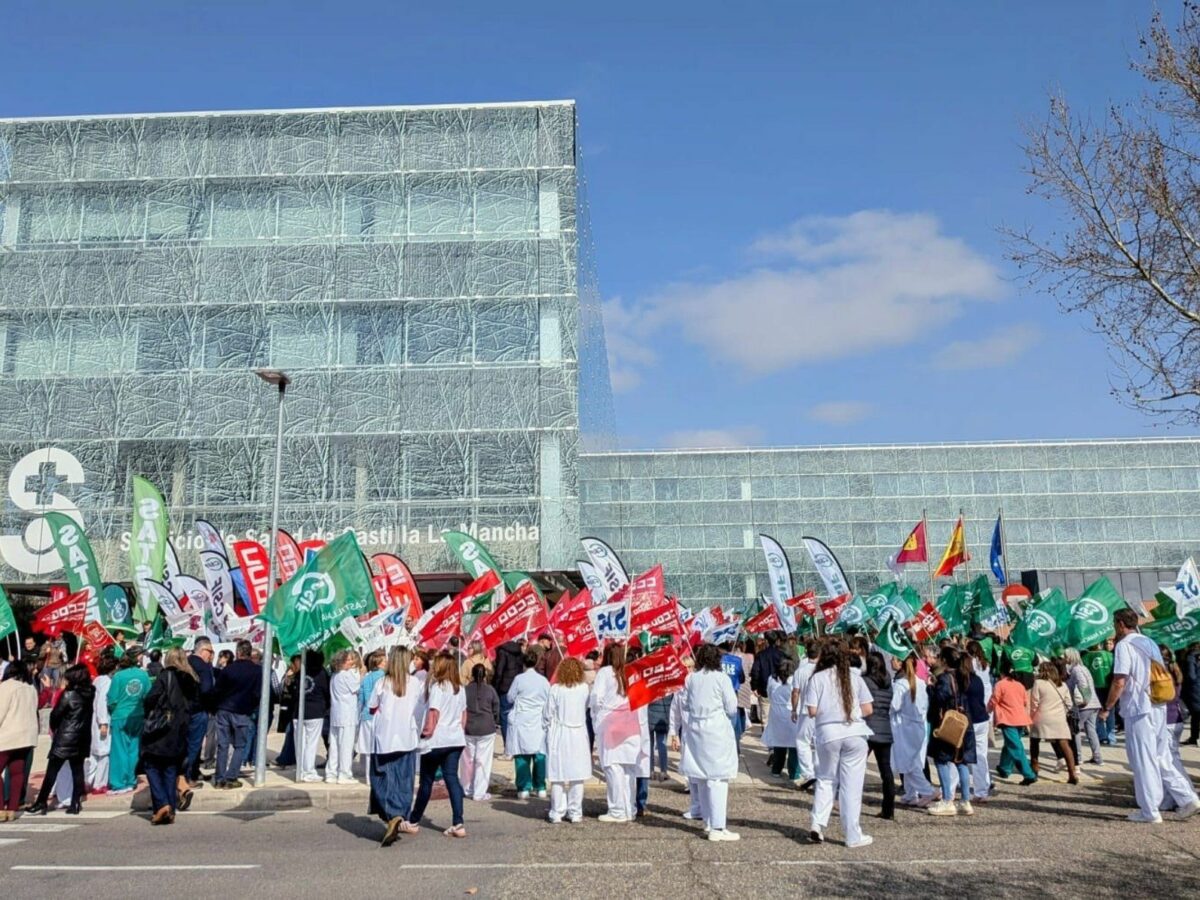 Cientos de trabajadores del Sescam exigen la carrera profesional con una marcha en Toledo: "Llevamos 14 años esperando"