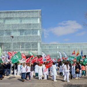 Cientos de trabajadores del Sescam exigen la carrera profesional con una marcha en Toledo: "Llevamos 14 años esperando"