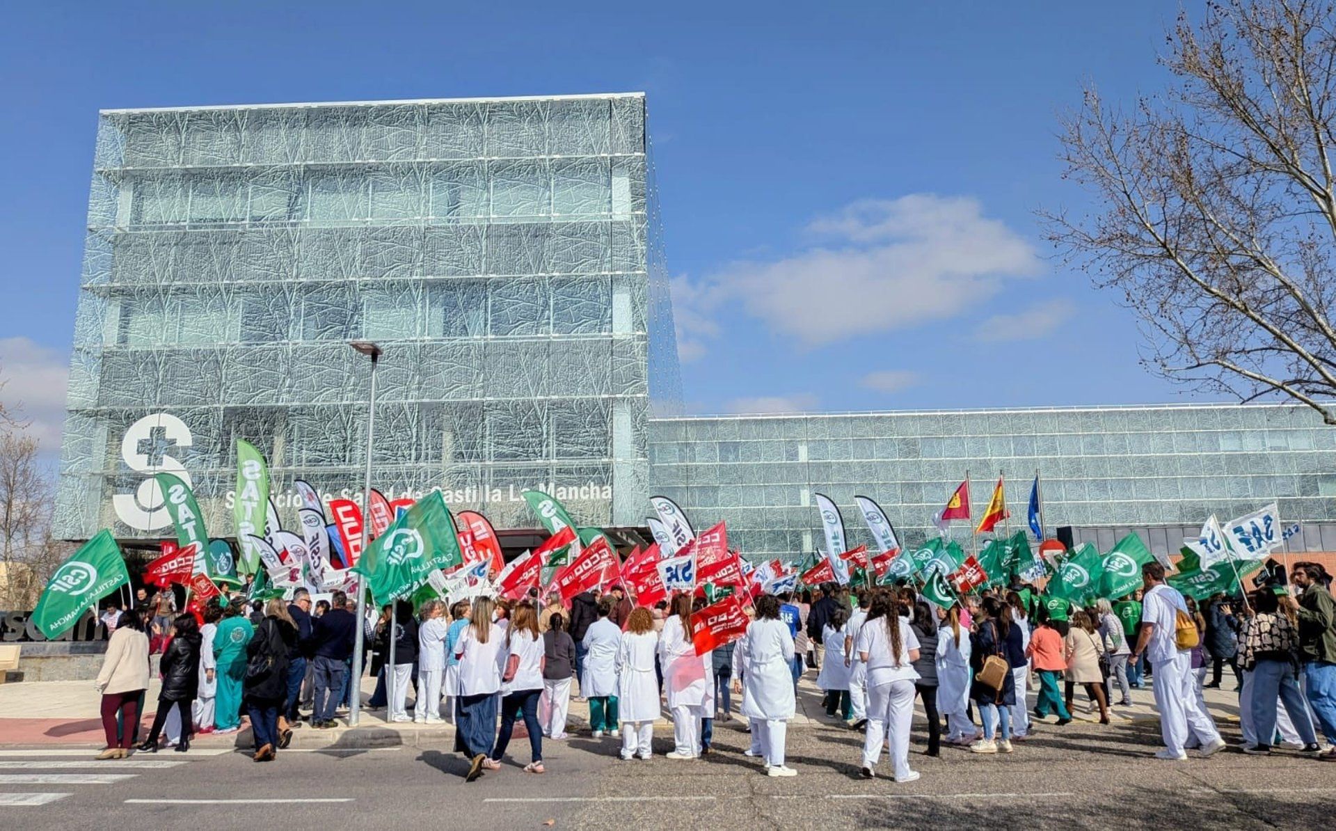 Cientos de trabajadores del Sescam exigen la carrera profesional con una marcha en Toledo: "Llevamos 14 años esperando"
