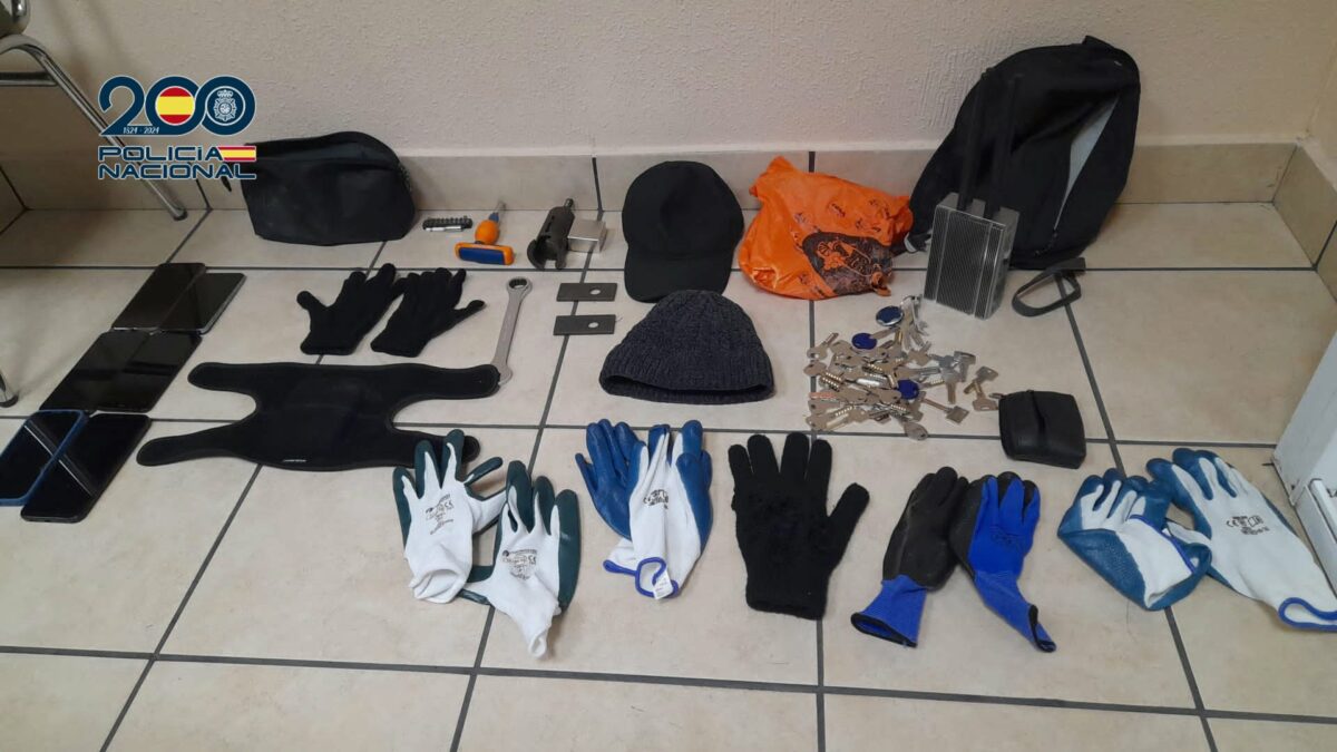 Pillan a cinco jóvenes haciendo un butrón para robar en un local del centro comercial Zoco Europa