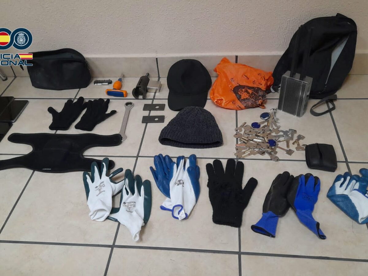 Pillan a cinco jóvenes haciendo un butrón para robar en un local del centro comercial Zoco Europa