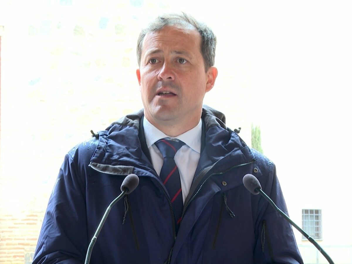 Velázquez no ve "útil" opinar sobre la torre en Palomarejos: "Dar titulares es sencillo, solucionar problemas es más complicado"