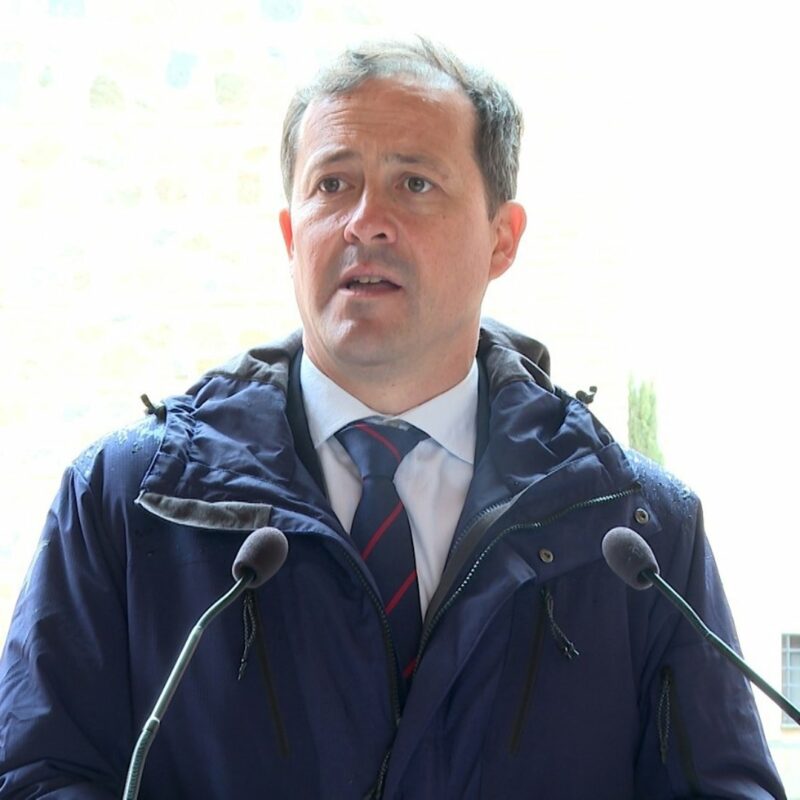 Velázquez no ve "útil" opinar sobre la torre en Palomarejos: "Dar titulares es sencillo, solucionar problemas es más complicado"