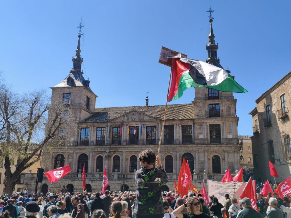 Centenares de personas salen a las calles de Toledo para gritar "No a la guerra"