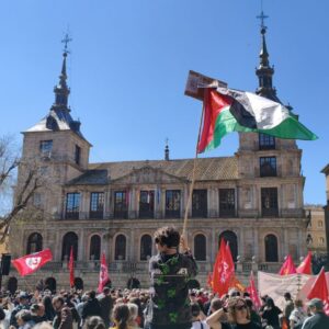 Centenares de personas salen a las calles de Toledo para gritar “No a la guerra”