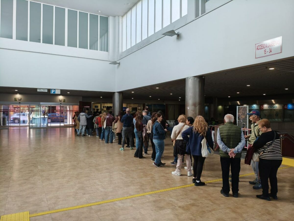 Largas colas e indignación para recoger las nuevas tarjetas del autobús en Toledo: "En pleno siglo XXI, esto es un atraso"