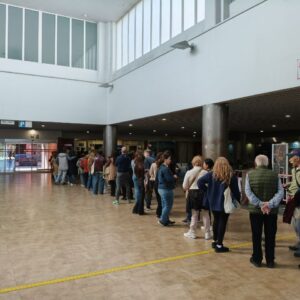 Largas colas e indignación para recoger las nuevas tarjetas del autobús en Toledo: "En pleno siglo XXI, esto es un atraso"