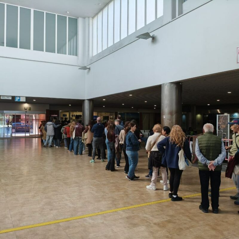 Largas colas e indignación para recoger las nuevas tarjetas del autobús en Toledo: "En pleno siglo XXI, esto es un atraso"