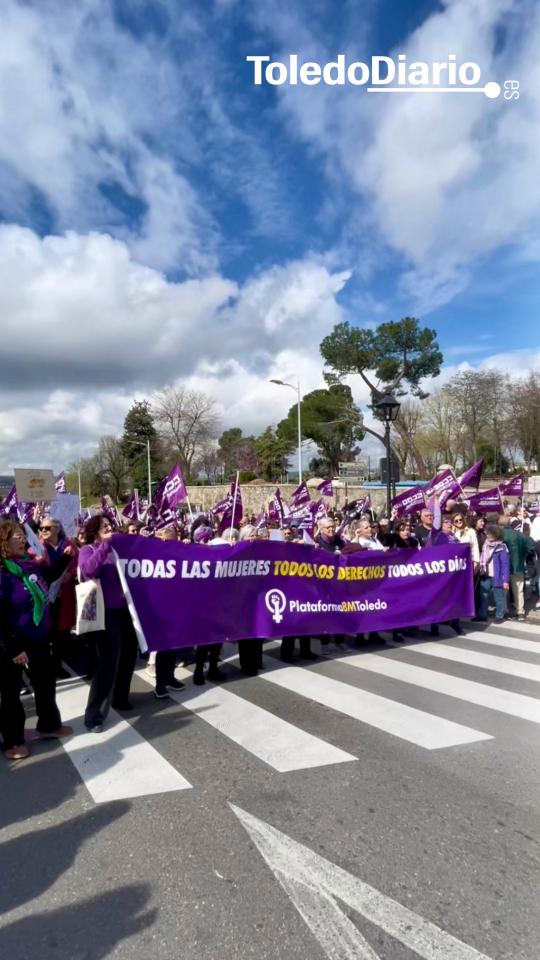 Toledo se tiñe de morado y entona el grito de la igualdad en el 8M: "Hasta las tetas de hacerte las croquetas"