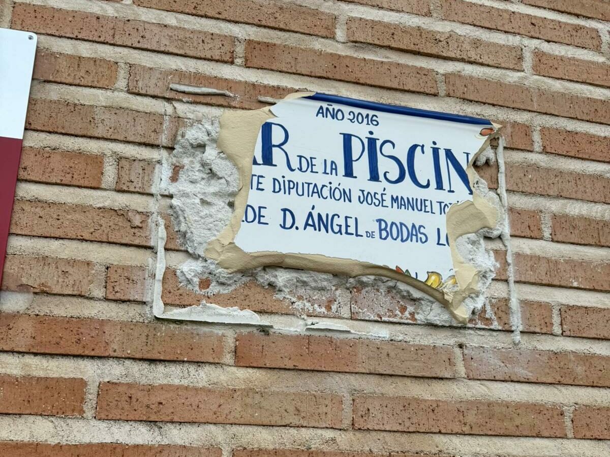 Vandalizan dos placas cerámicas de Aldeanueva de San Bartolomé con el nombre del anterior alcalde del PSOE