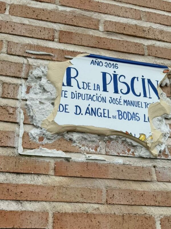 Vandalizan dos placas cerámicas de Aldeanueva de San Bartolomé con el nombre del anterior alcalde del PSOE