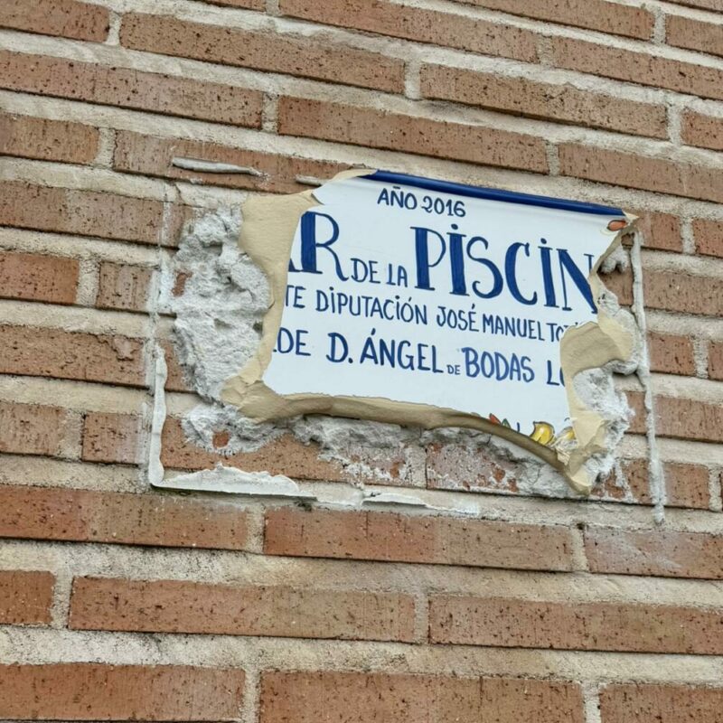 Vandalizan dos placas cerámicas de Aldeanueva de San Bartolomé con el nombre del anterior alcalde del PSOE