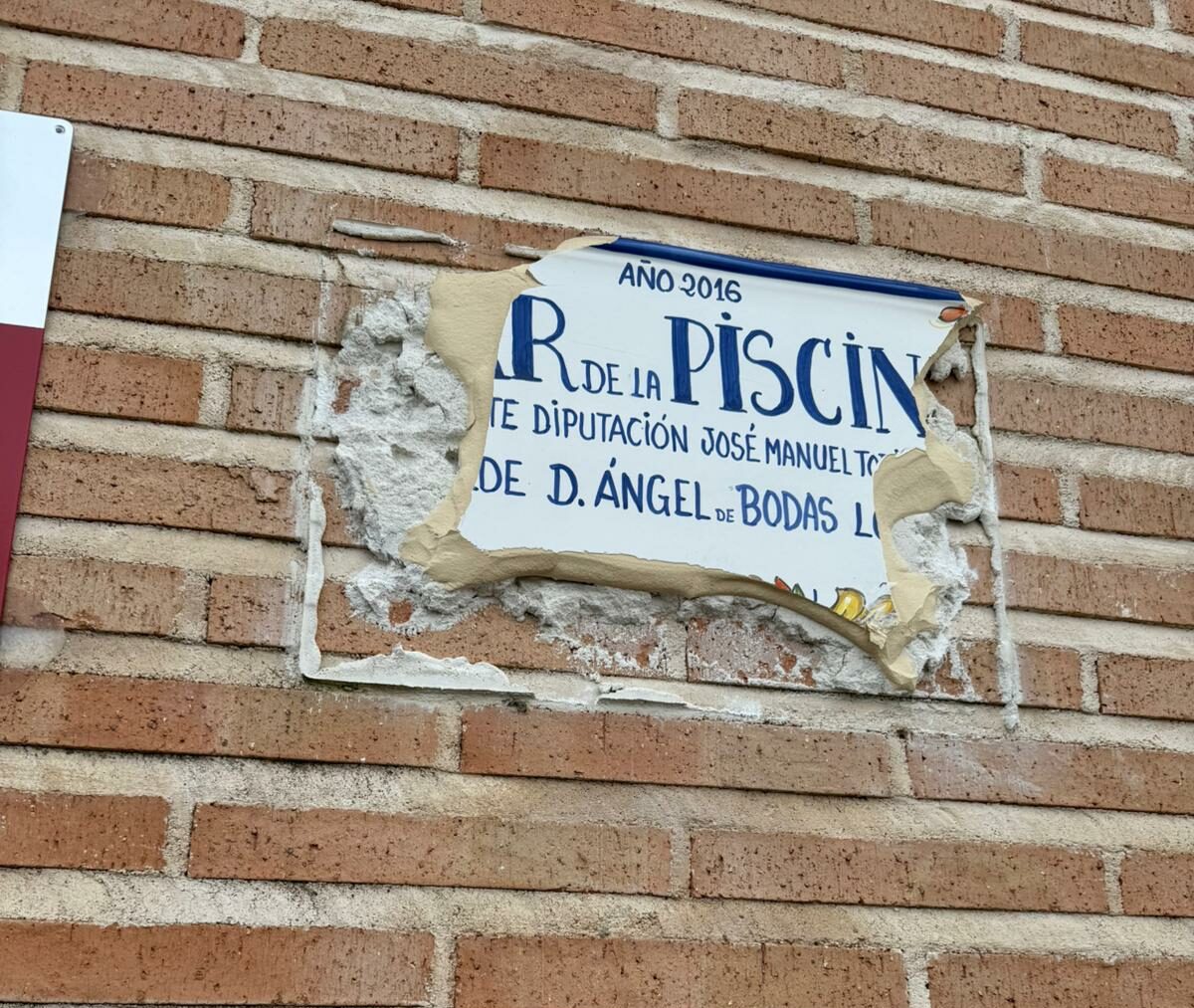 Vandalizan dos placas cerámicas de Aldeanueva de San Bartolomé con el nombre del anterior alcalde del PSOE