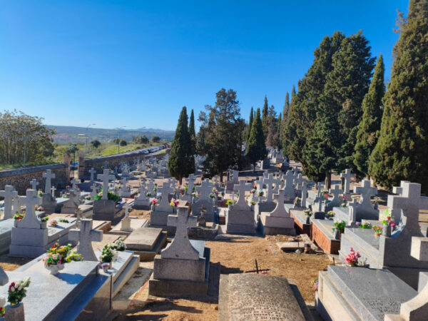 Toledo refuerza la limpieza y el mantenimiento del cementerio y activa un servicio especial de autobuses