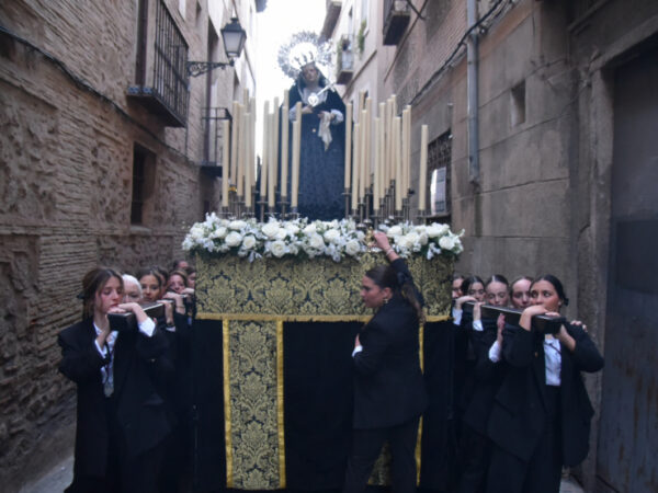 Carmen, la capataz que ha conseguido en Toledo que un paso lo lleven solo mujeres: "La Semana Santa también está amurallada"
