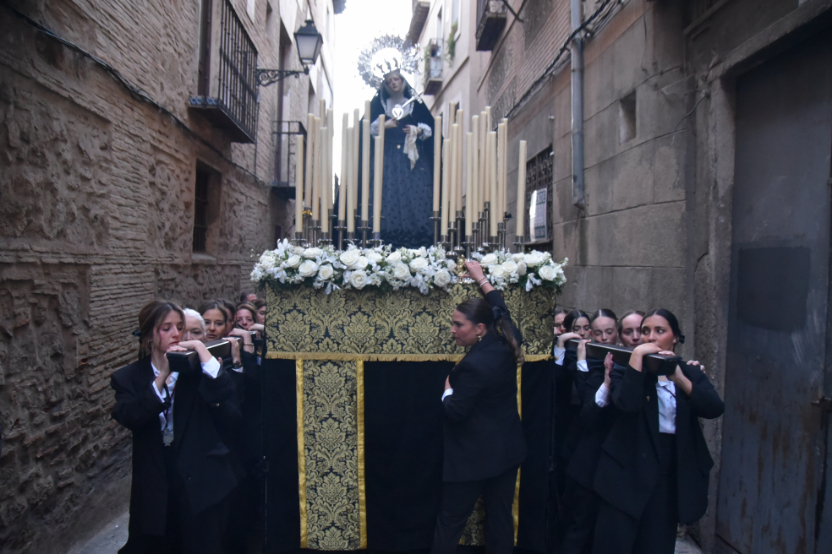 Carmen, la capataz que ha conseguido en Toledo que un paso lo lleven solo mujeres: "La Semana Santa también está amurallada"