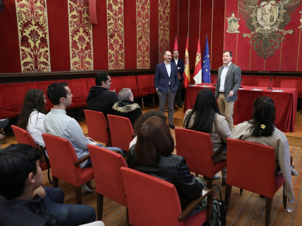 Los inquilinos de las cinco viviendas del Corral de Don Diego reciben las llaves