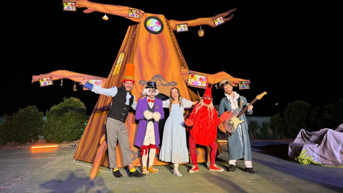 Alicia abre el libro y el teatro entero vuelve a leer