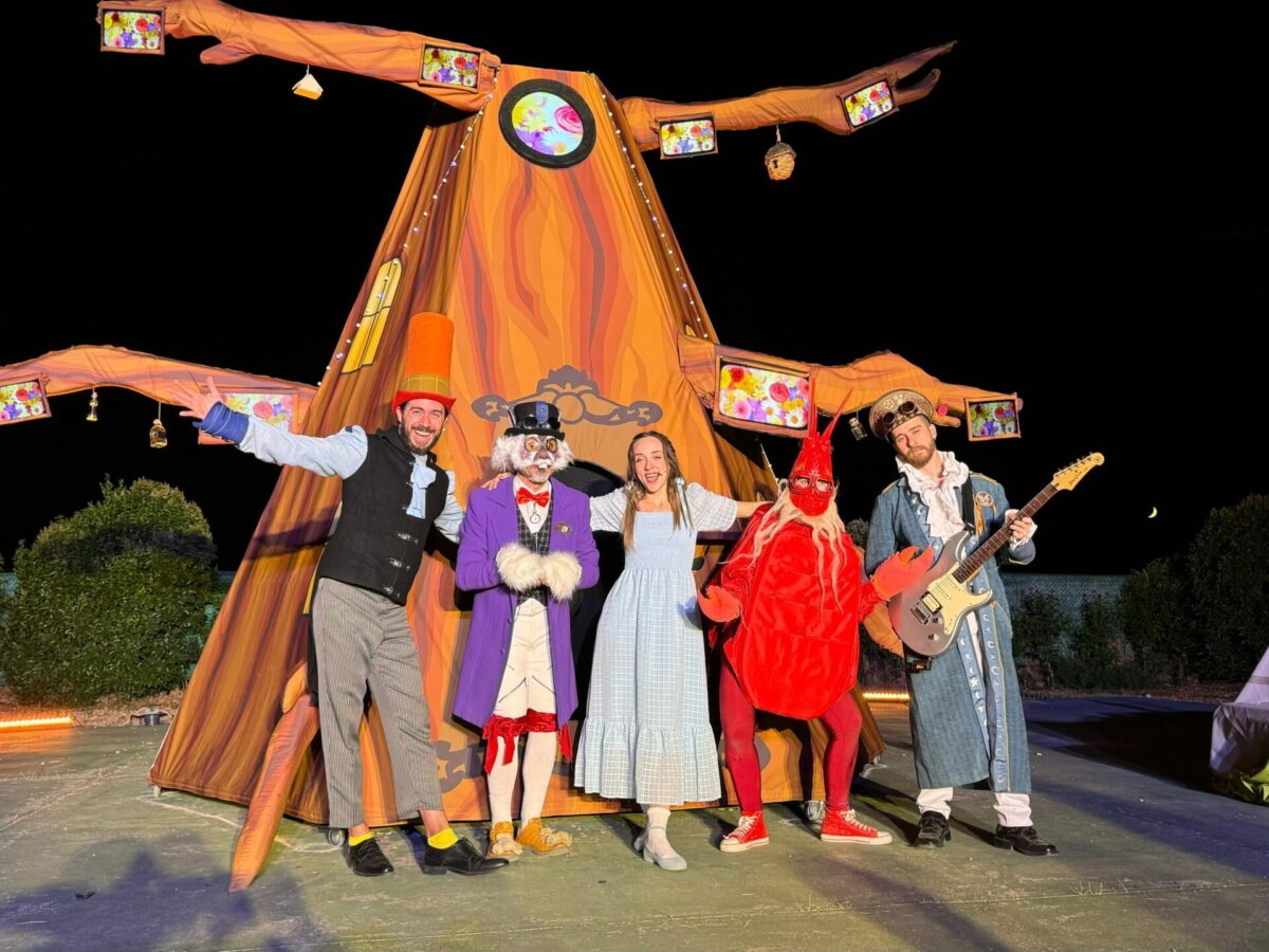 Alicia abre el libro y el teatro entero vuelve a leer