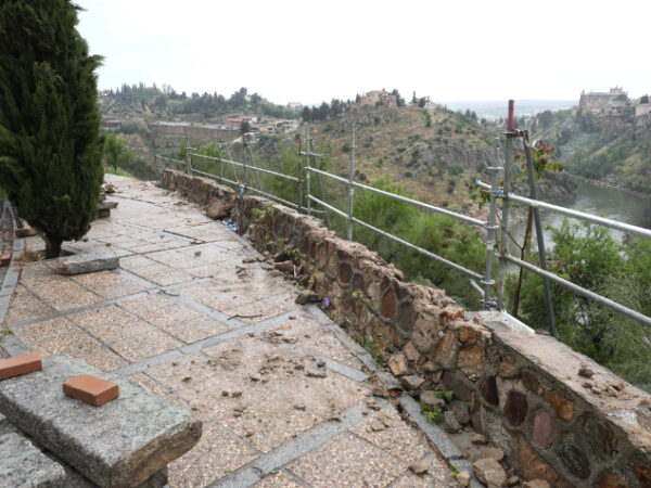 Inician la reparación de más de 30 metros de muro en el Valle para "garantizar la seguridad de los viandantes"