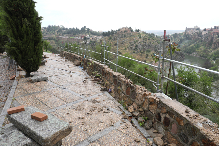 Inician la reparación de más de 30 metros de muro en el Valle para "garantizar la seguridad de los viandantes"