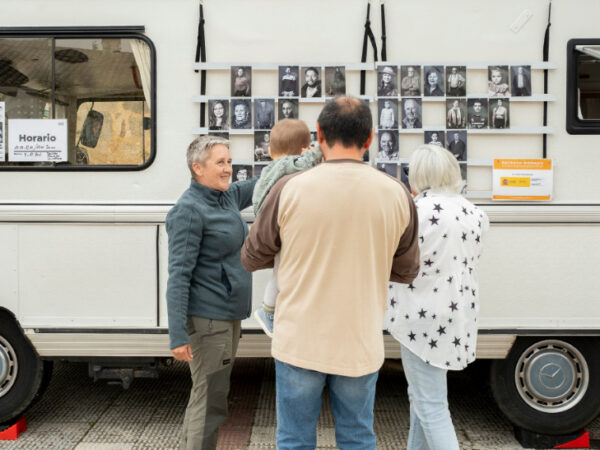 La Bitxa, la autocaravana que convierte Villarejo de Montalbán en un gran retrato colectivo