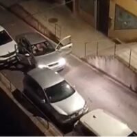 Un conductor siembra el caos en Santa Bárbara y arrasa con varios vehículos estacionados