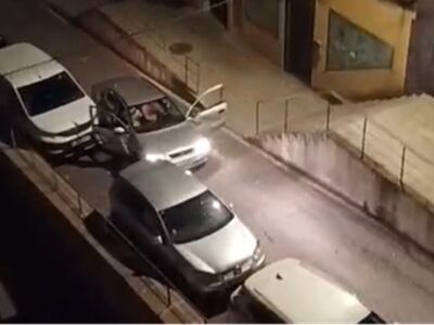 Un conductor siembra el caos en Santa Bárbara y arrasa con varios vehículos estacionados