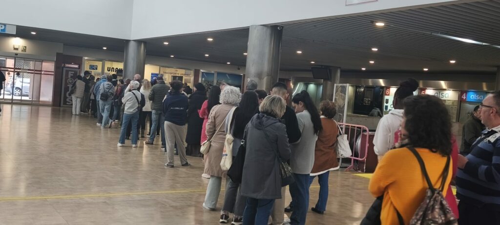 Unauto habilitará citas previas y duplicará la producción de nuevas tarjetas tras las largas colas y quejas