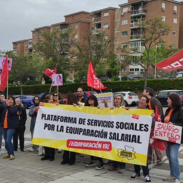 Profesionales de servicios sociales de Castilla-La Mancha exigen equiparación salarial: hay diferencias de "hasta el 40%"