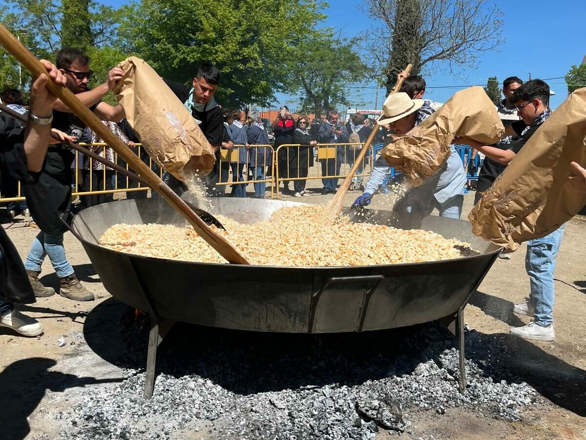 Cómo un concurso de migas manchegas transformó un día de la Fiesta del Olivo de Mora: "Es un homenaje a los agricultores"