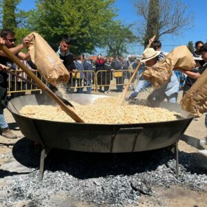 Cómo un concurso de migas manchegas transformó un día de la Fiesta del Olivo de Mora: "Es un homenaje a los agricultores"