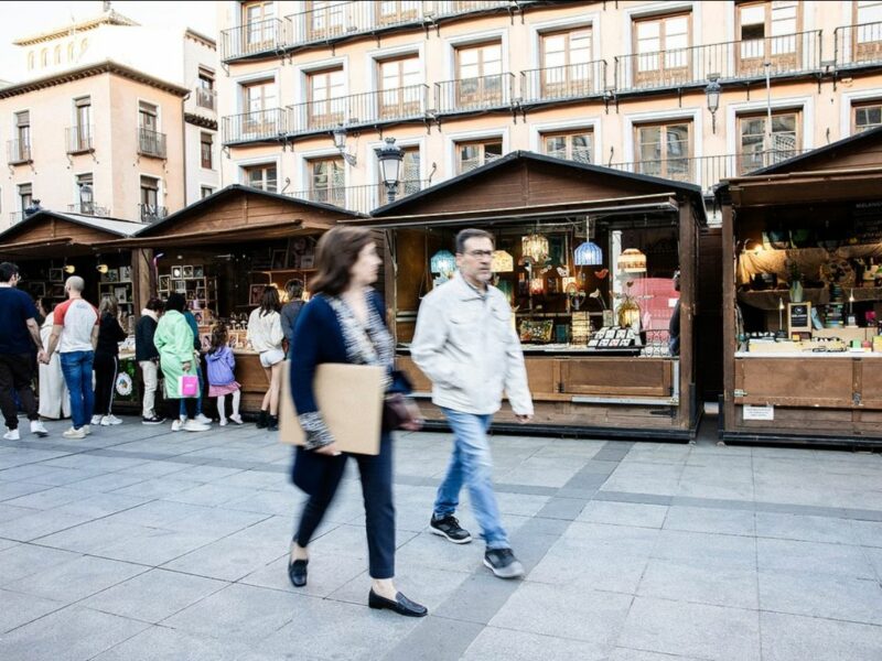 Talento, creatividad y emoción se reúnen en Zocodover en la II edición de la Feria de artesanía MIA