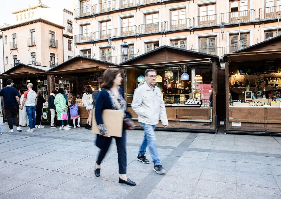 Talento, creatividad y emoción se reúnen en Zocodover en la II edición de la Feria de artesanía MIA