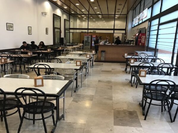 La crítica viral por la deriva de una cafetería universitaria de Toledo: "Es un espacio estudiantil, no un plató turístico"