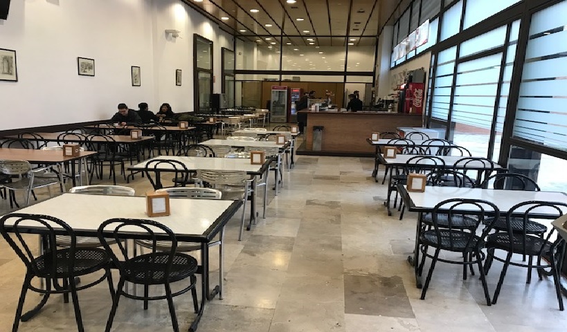 La crítica viral por la deriva de una cafetería universitaria de Toledo: "Es un espacio estudiantil, no un plató turístico"