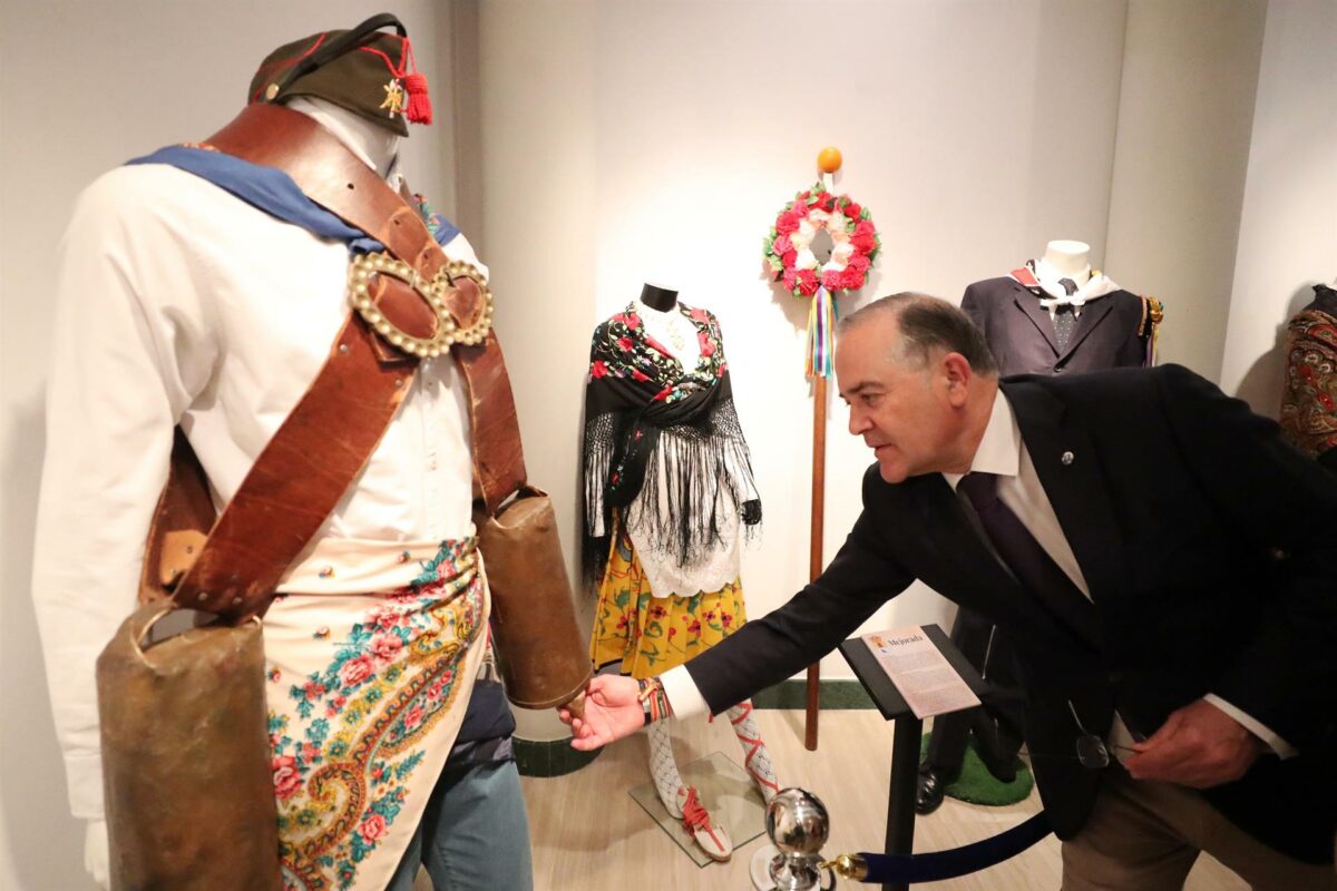 Una exposición reúne en Talavera trajes regionales de 14 municipios de la comarca