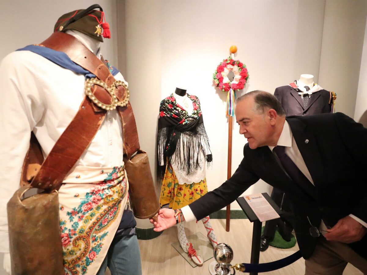 Una exposición reúne en Talavera trajes regionales de 14 municipios de la comarca