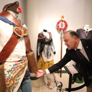 Una exposición reúne en Talavera trajes regionales de 14 municipios de la comarca