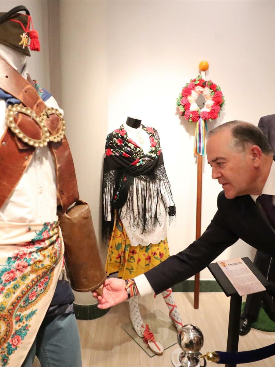 Una exposición reúne en Talavera trajes regionales de 14 municipios de la comarca